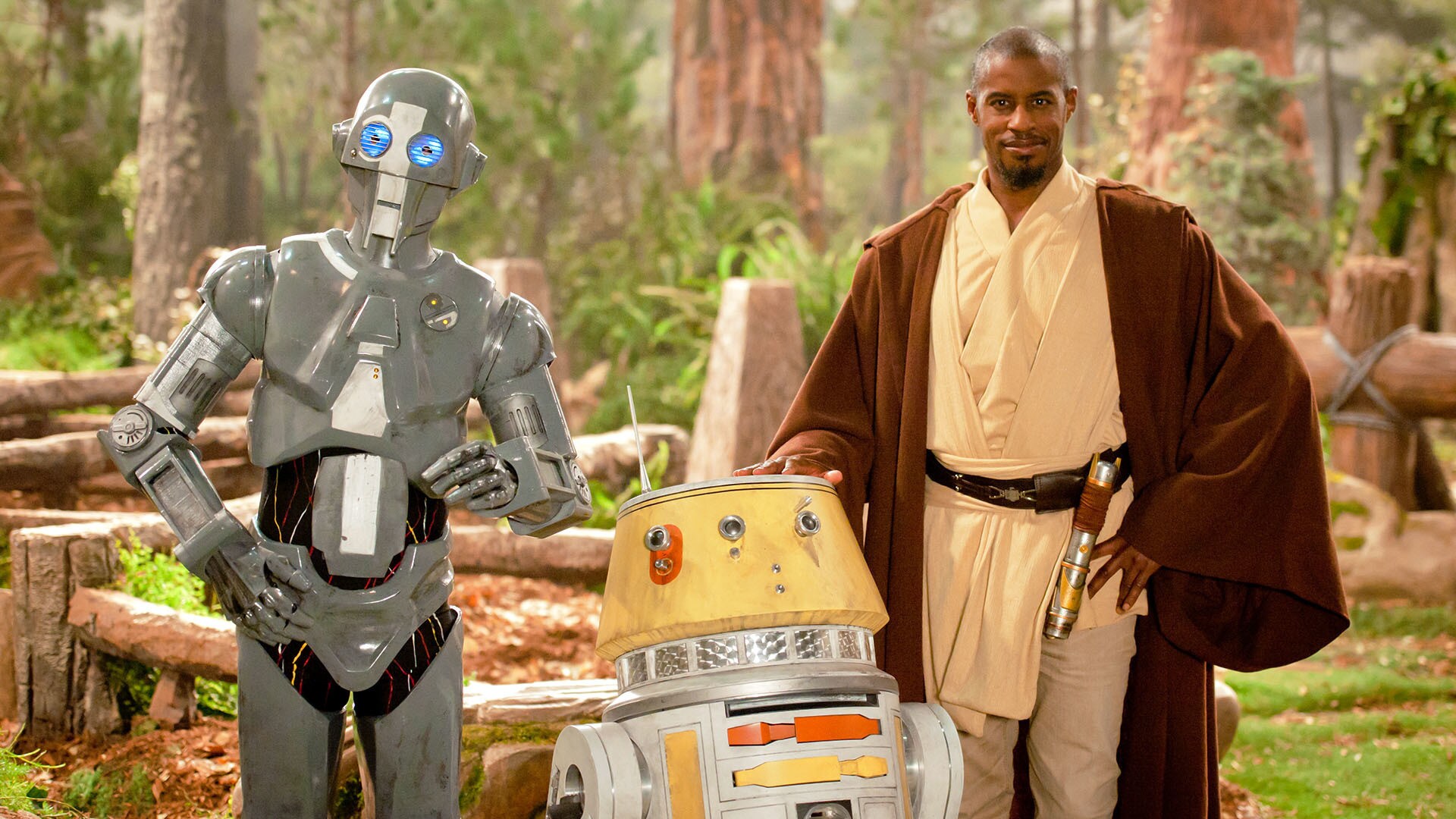 Ahmed Best as Jedi Master Kelleran Beq with droids AD-3 and LX-R5 from Star Wars: Jedi Temple Challenge.